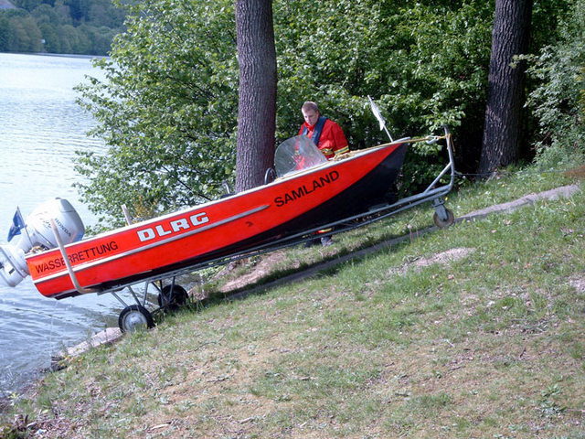 Boot auf dem Weg zur Bootsgarage Boot auf dem Weg zur Bootsgarage